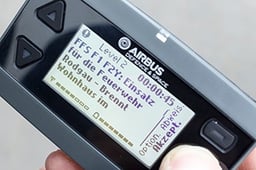 P8GR-active-TETRA-pager-with-German-UI-320px-wide.jpg